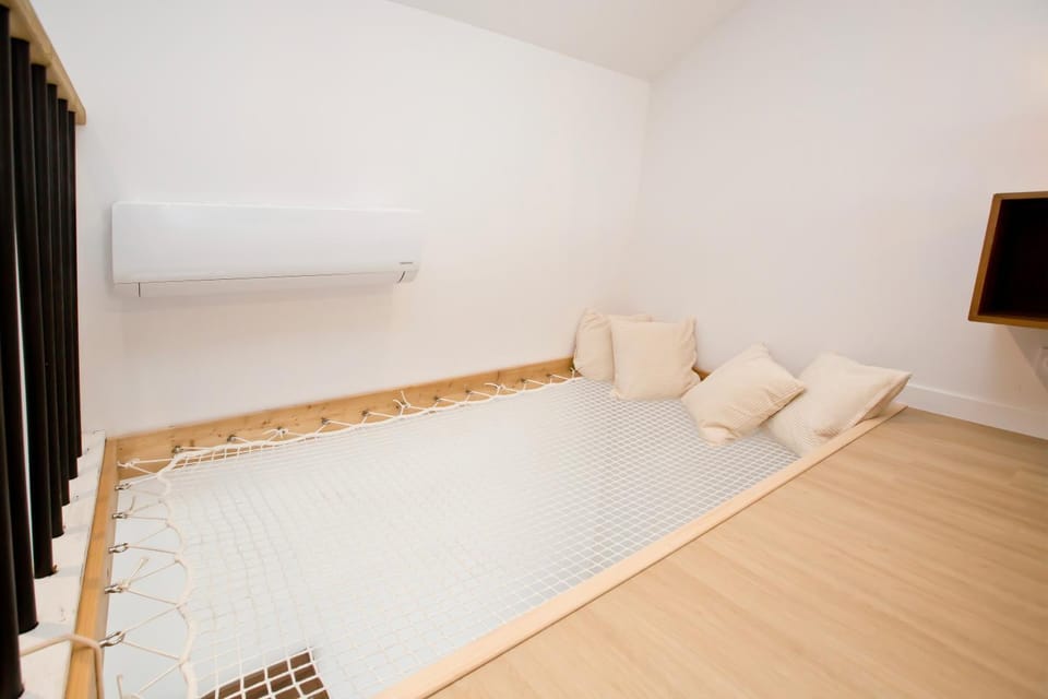 Bed, air conditioner