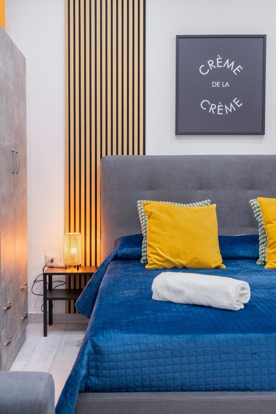 Bed, towels
