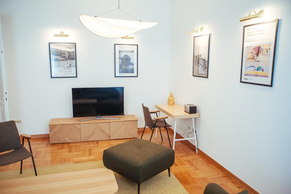 TV and multimedia, Living room, Seating area, Evening entertainment