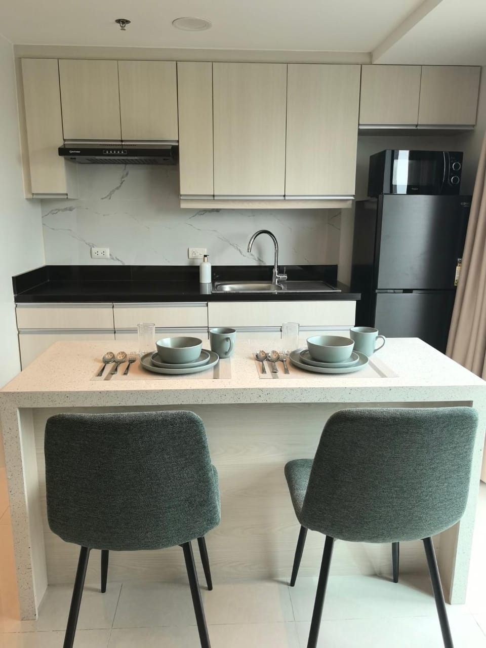 Kitchen or kitchenette, Dining area, dishwasher, minibar, oven, stove