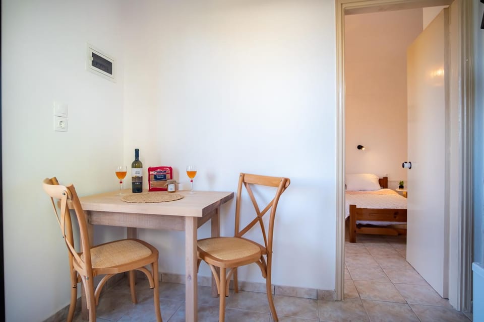 Kitchen or kitchenette, Dining area, Bedroom