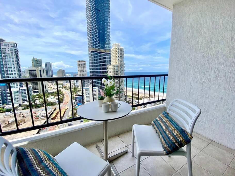 Level 22 Ocean View Studio Apartment in Surfers Paradise Boulevard