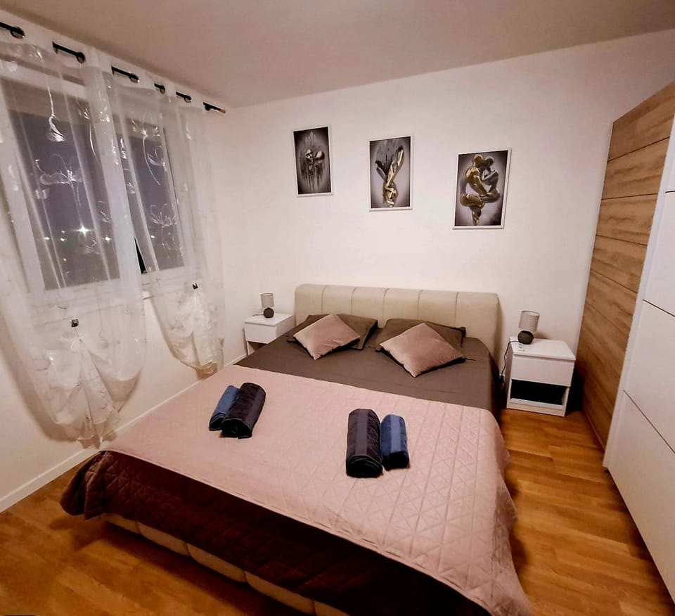 Bed, Bedroom