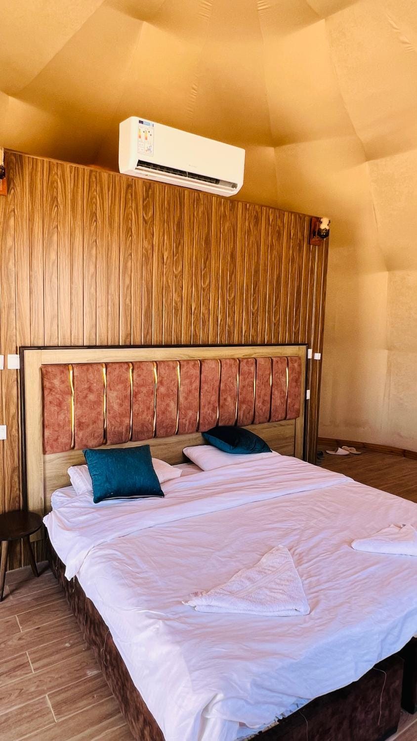 Bed, Photo of the whole room, Bedroom, air conditioner