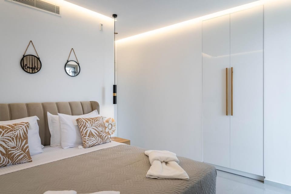 Bed, TV and multimedia, Photo of the whole room, Bedroom, wardrobe