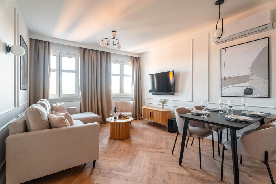 Communal lounge/ TV room, TV and multimedia, Living room, Seating area, Dining area, Evening entertainment, air conditioner