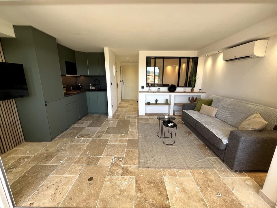 TV and multimedia, Kitchen or kitchenette, Living room