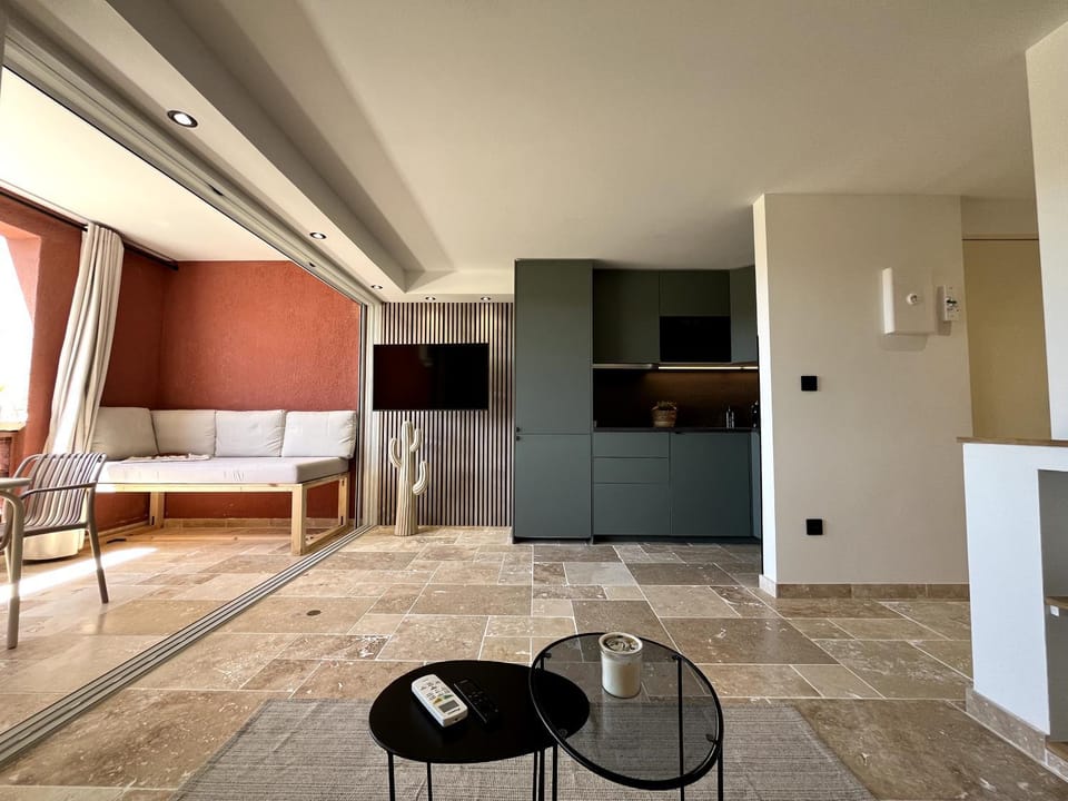 Kitchen or kitchenette, Living room, Seating area, Dining area