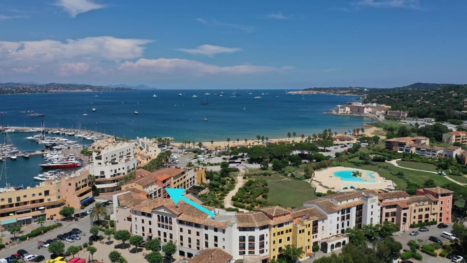 Natural landscape, Bird's eye view, Beach, Mountain view, Pool view, Swimming pool, Location