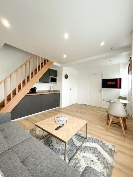 New duplex 1 minute walking from overground Apartment in Massy