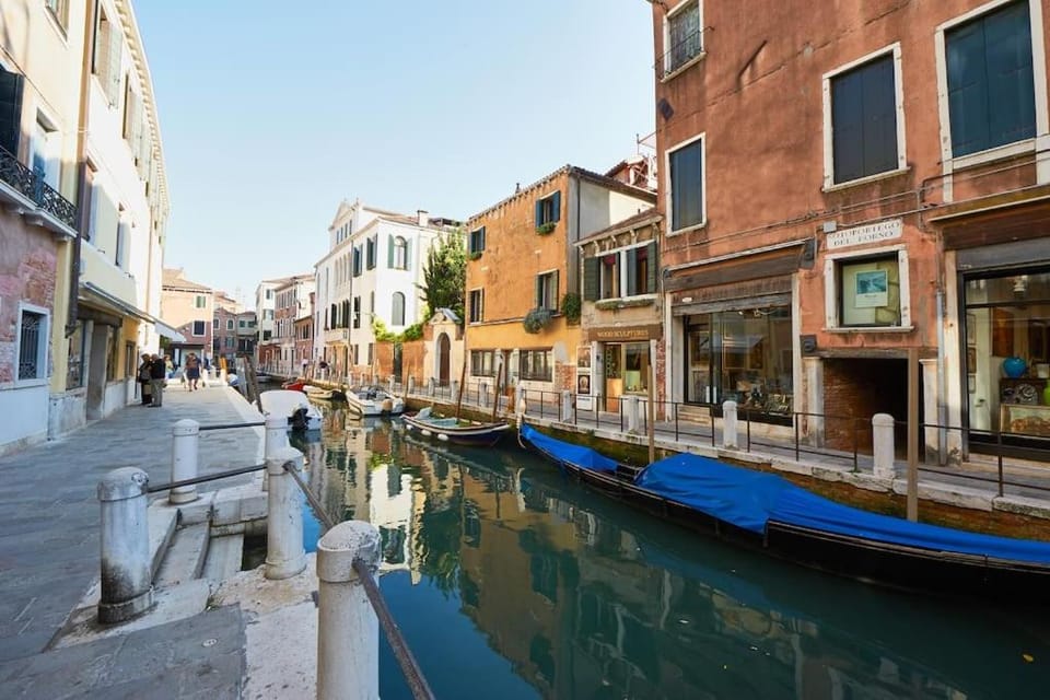 Ca' del Pittore in Dorsoduro, elegant Fine Arts district Apartment in Lido di Venezia