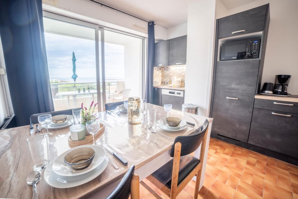 Coffee/tea facilities, Kitchen or kitchenette, Food and drinks, Dining area, Food