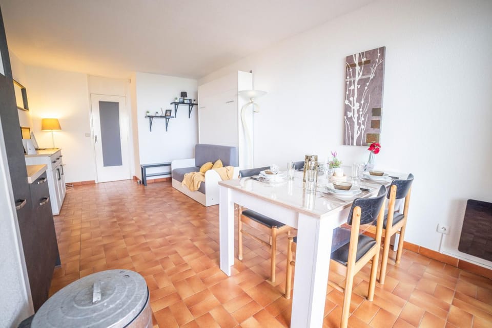 Kitchen or kitchenette, Living room, Seating area, Dining area
