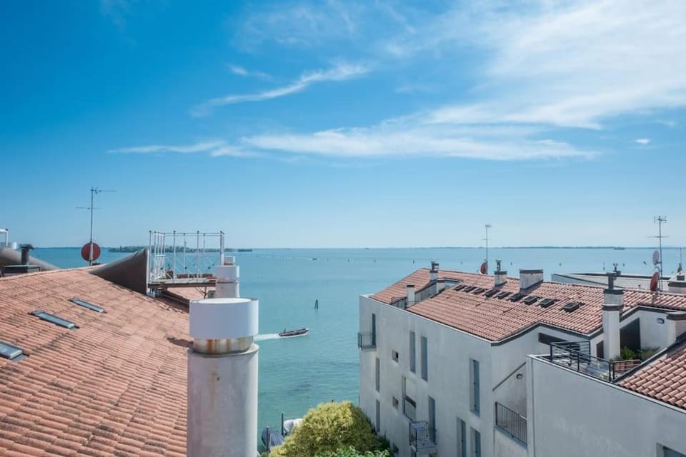 Ca' Altanella, amazing views from the terrace! Apartment in Lido di Venezia