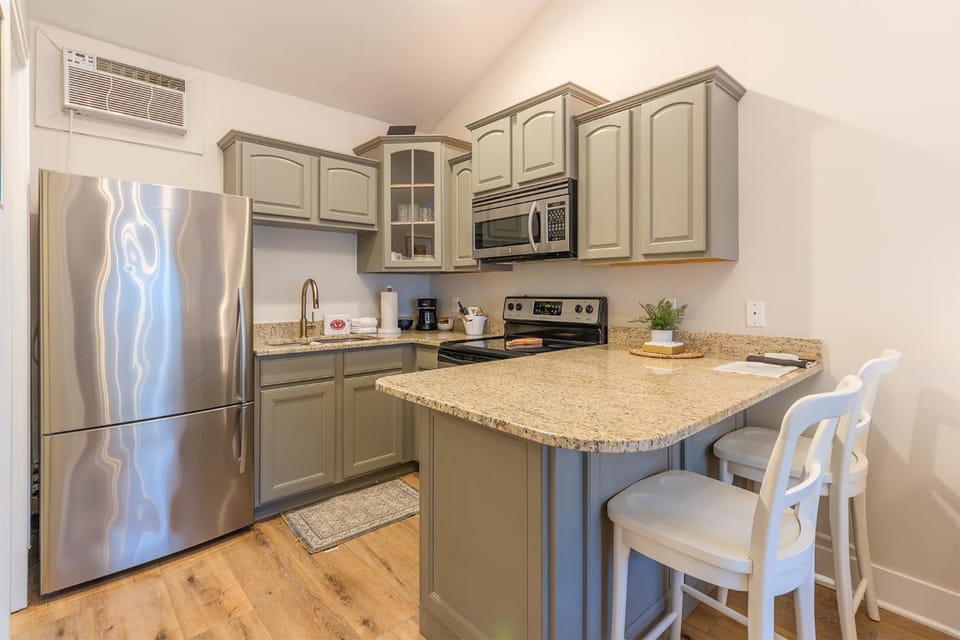 Arrowhead #4 - Walking distance to downtown Saugatuck, Updated studio House in Saugatuck