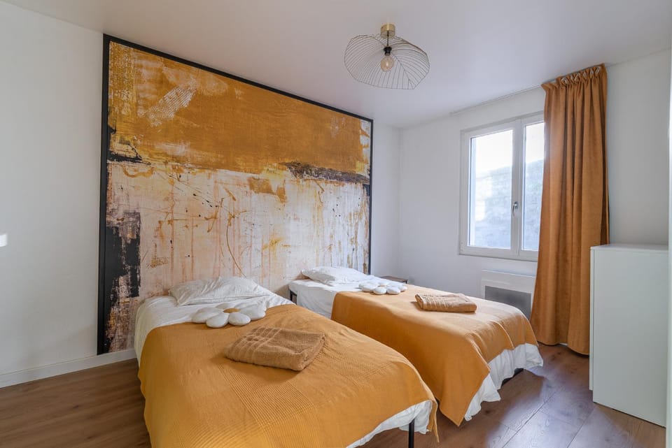 Bed, Photo of the whole room, Bedroom