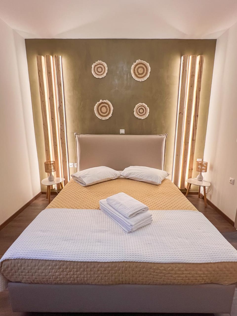 Bed, Bedroom, towels