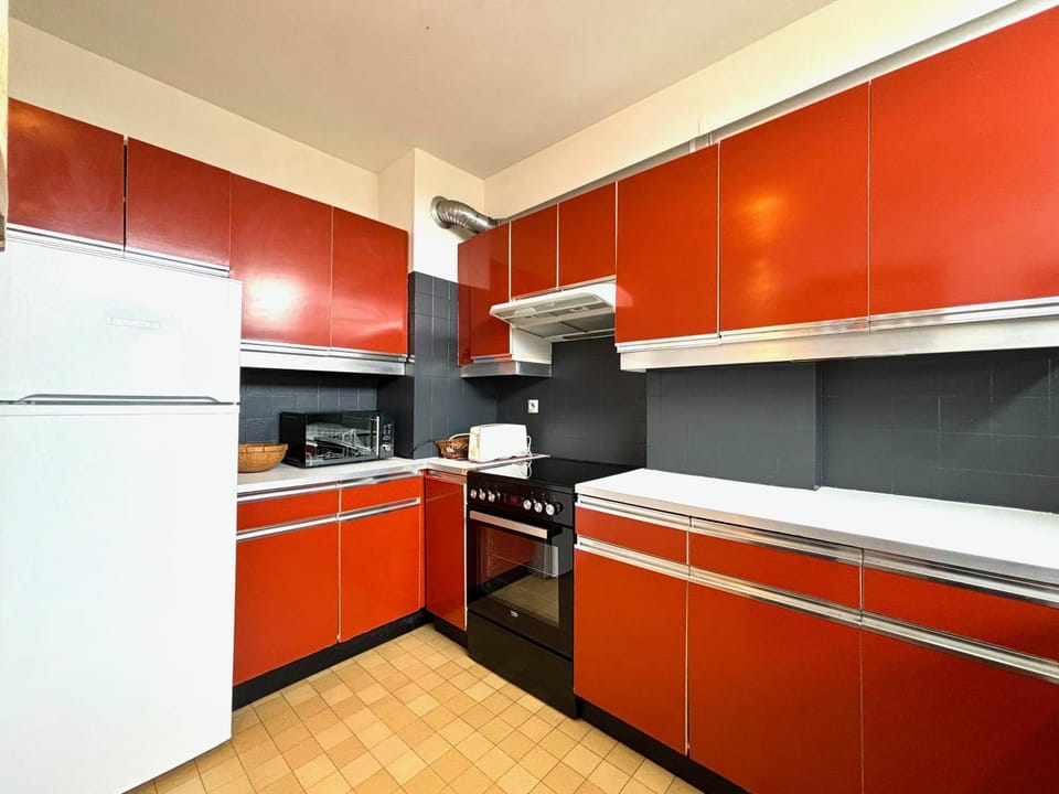 Kitchen or kitchenette, oven