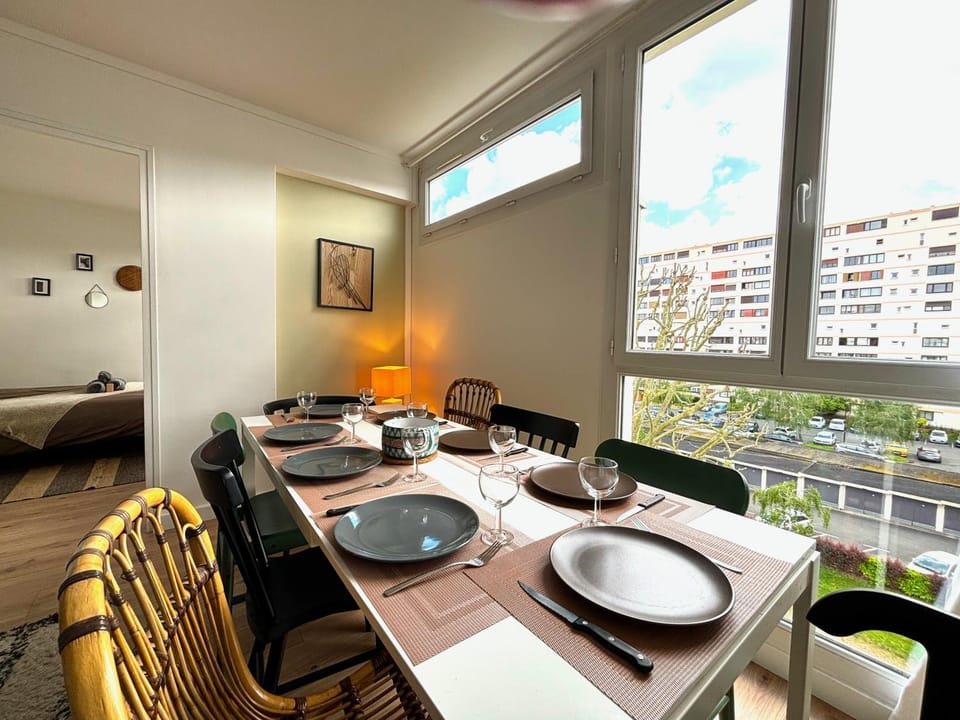 Dining area, Food