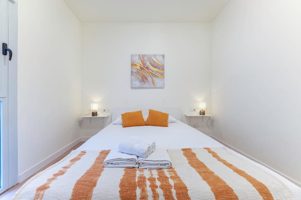 Bed, Bedroom, towels