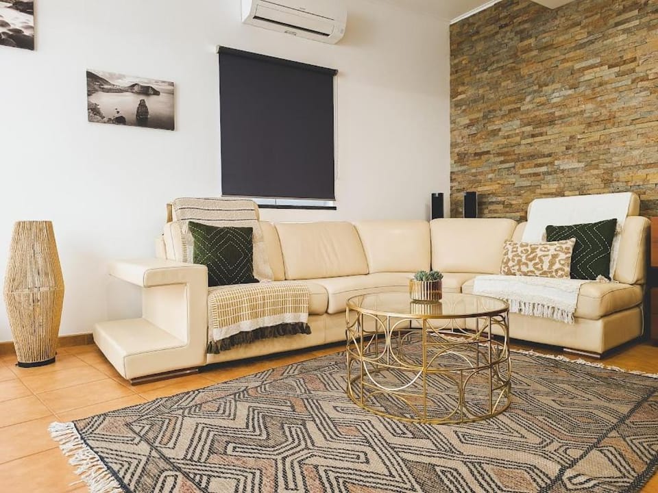 Living room, Seating area, air conditioner