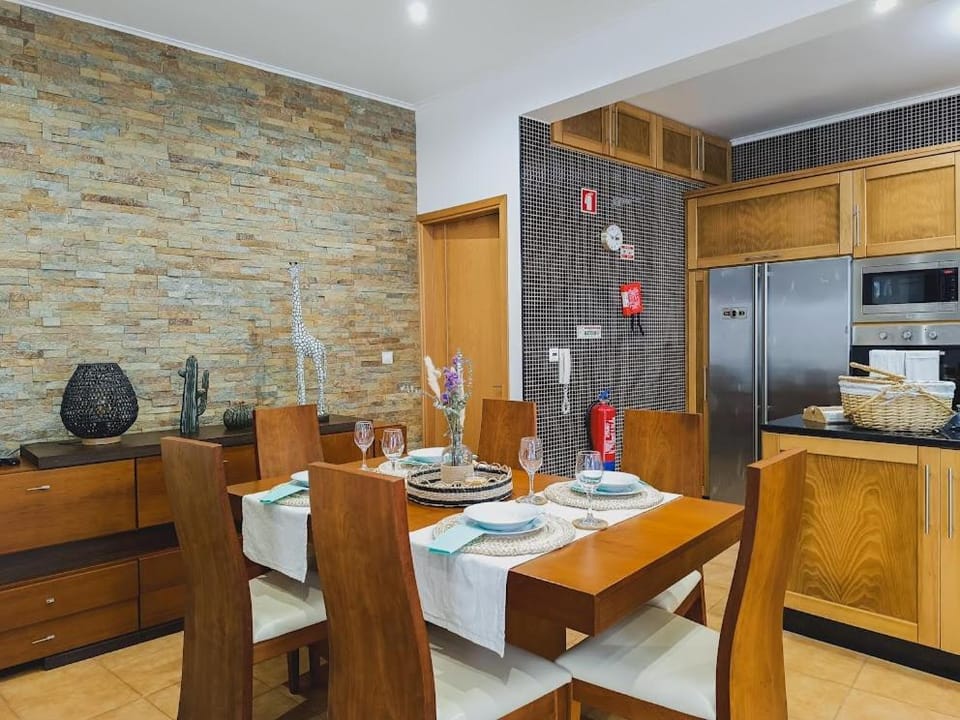 Kitchen or kitchenette, Food and drinks, Dining area, Dinner, oven, stove, toaster