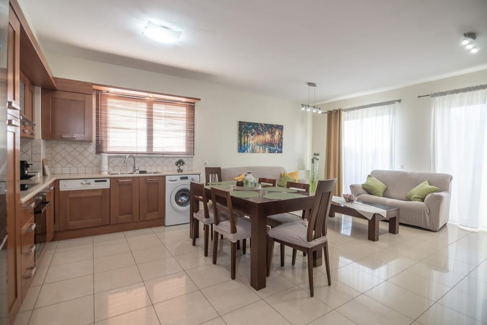 Kitchen or kitchenette, Living room, Seating area, Dining area, dishwasher, stove