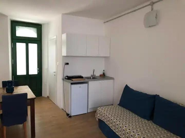 Monolocale a Lesa - monolocale indipendente con divano letto e angolo cottura Apartment in Canton of Ticino