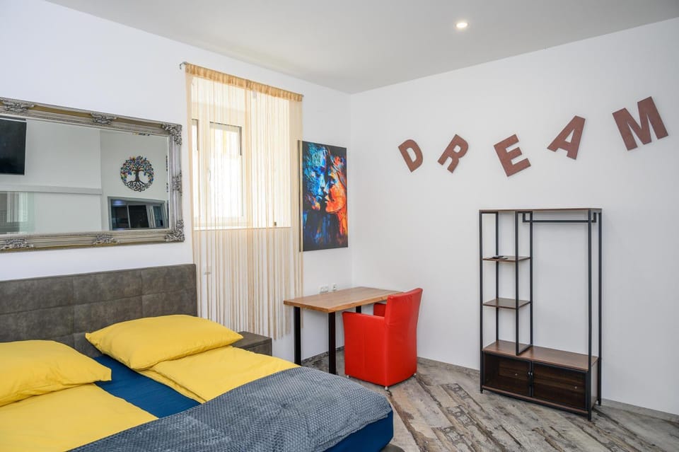 Bed, Photo of the whole room, Seating area