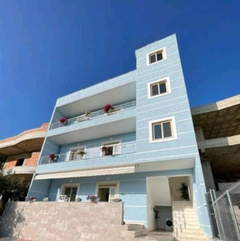 Property building, Day, Balcony/Terrace