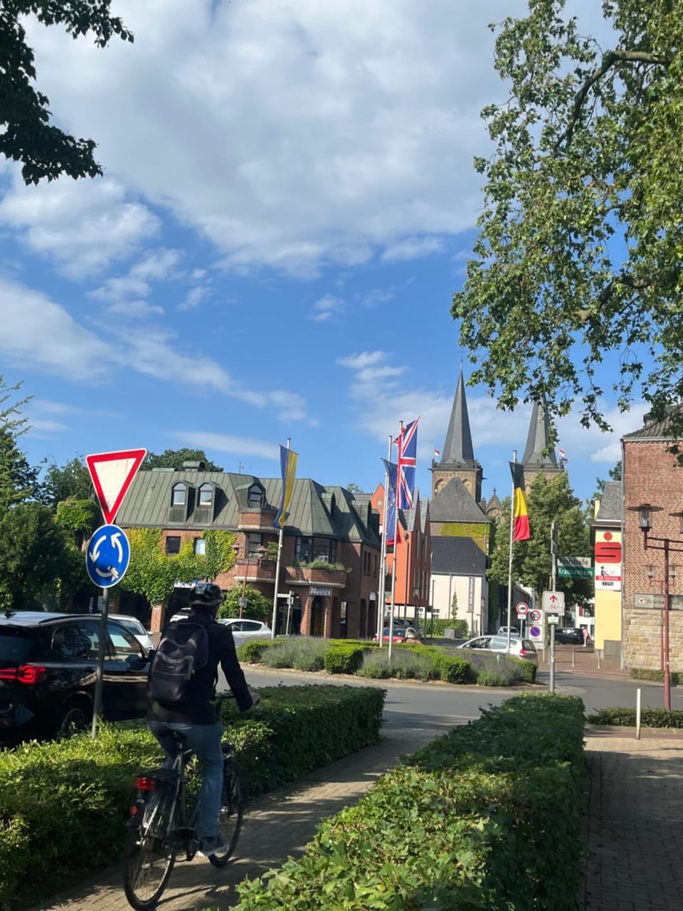 Neighbourhood, Cycling