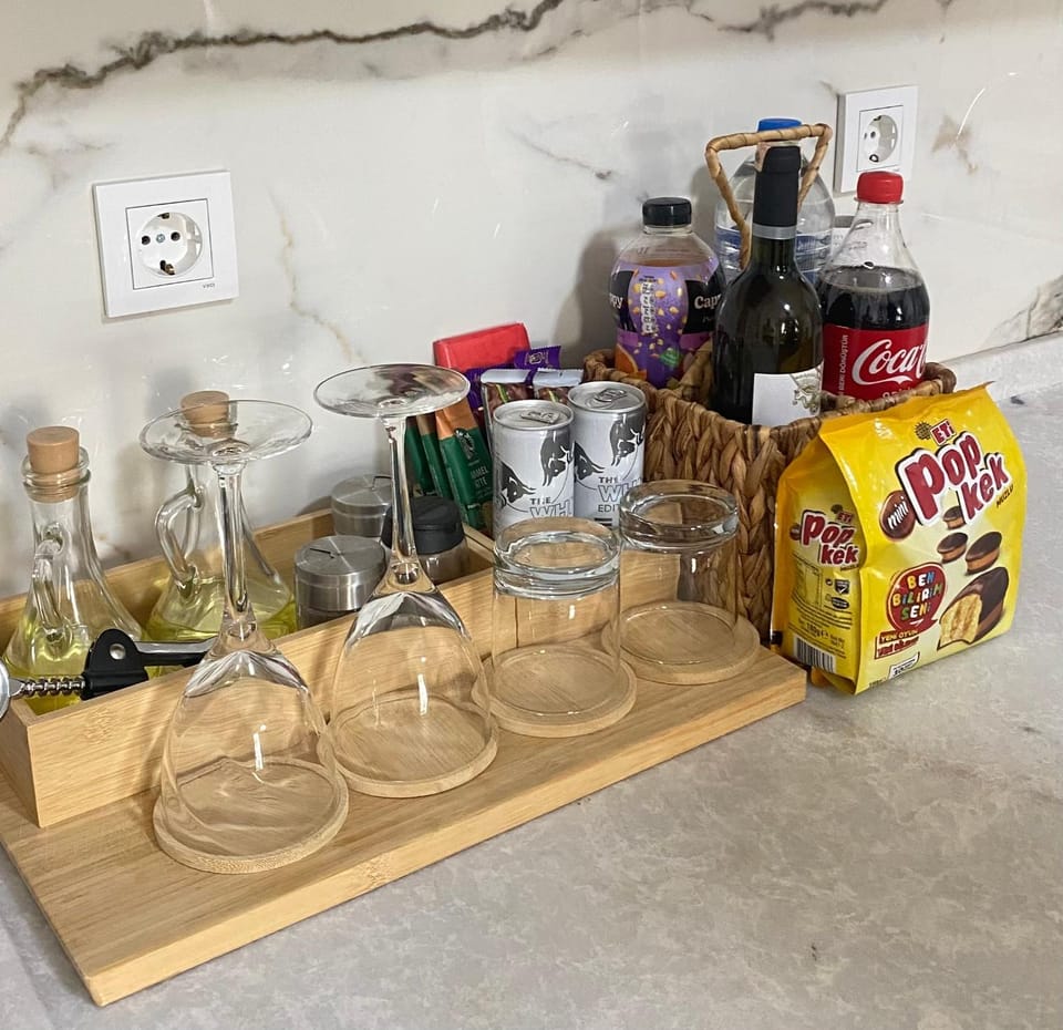 Restaurant/places to eat, Coffee/tea facilities, Food and drinks