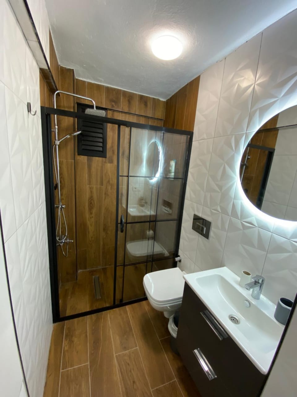 Shower, Toilet, Bathroom, towels