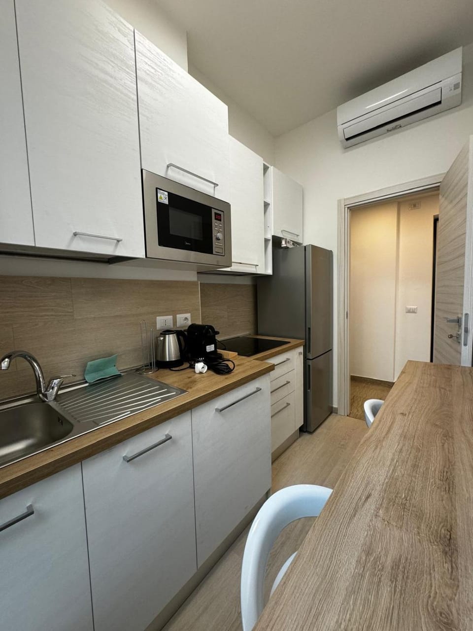 Coffee/tea facilities, Kitchen or kitchenette, oven, stove, air conditioner
