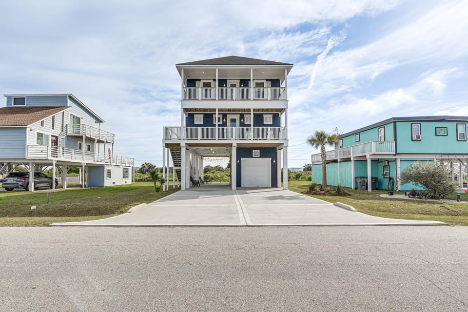 Walk to Sea Isle Beach! Family-Friendly Retreat House in Galveston Island
