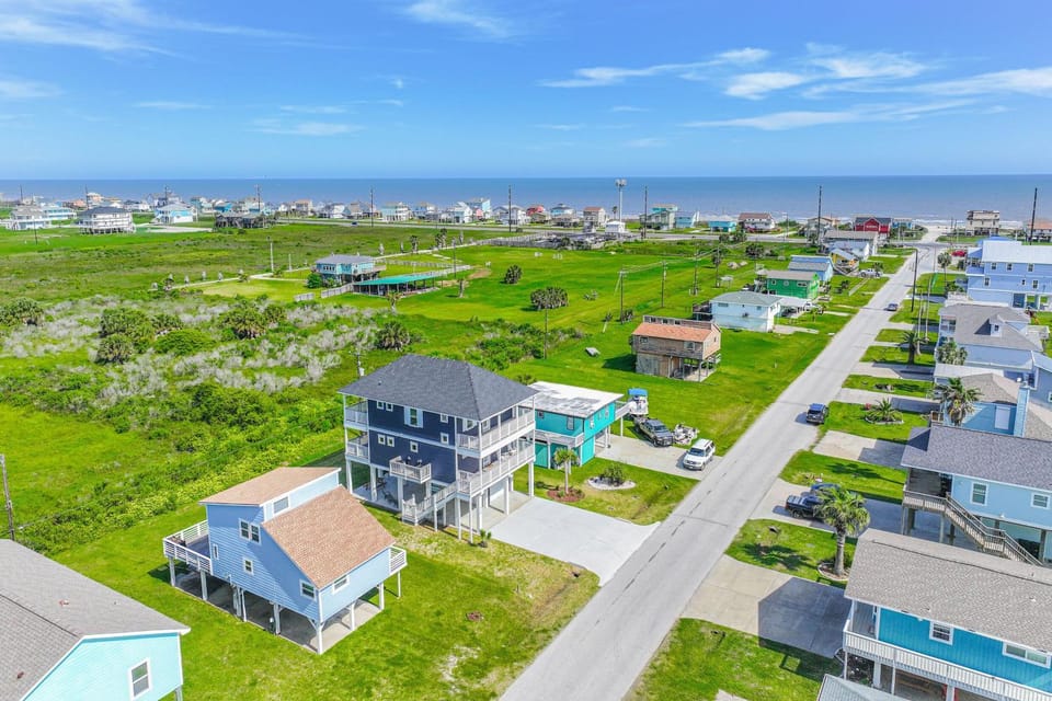 Walk to Sea Isle Beach! Family-Friendly Retreat House in Galveston Island