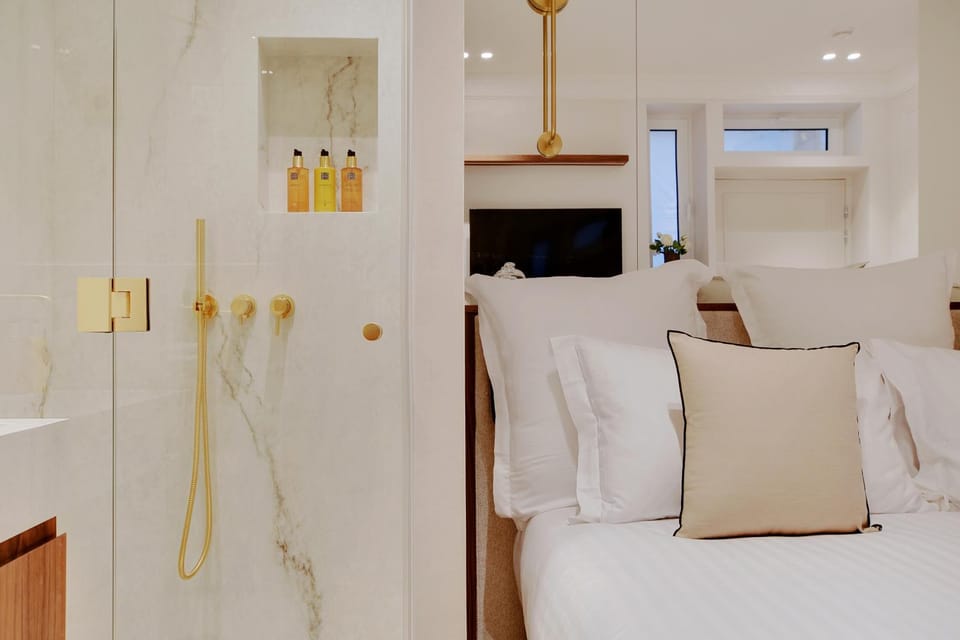 Bed, TV and multimedia, Photo of the whole room, Bedroom, wardrobe
