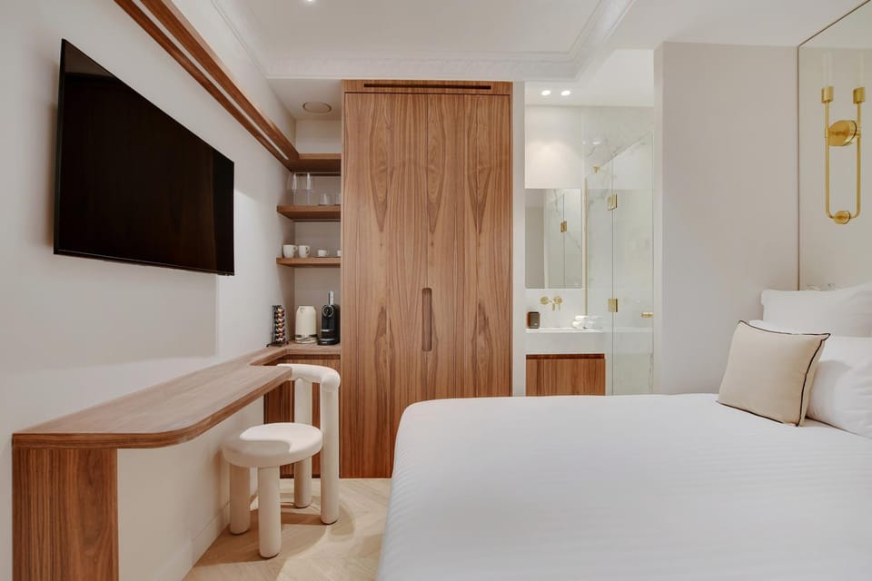 Bed, TV and multimedia, Kitchen or kitchenette, Photo of the whole room, Bedroom, wardrobe