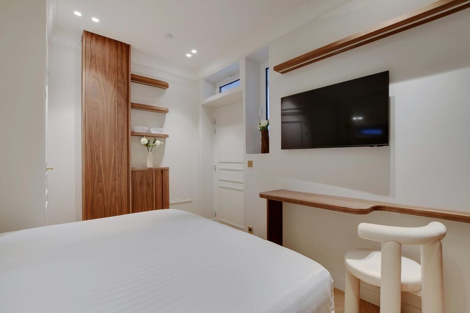 Bed, TV and multimedia, Photo of the whole room, Bedroom, wardrobe