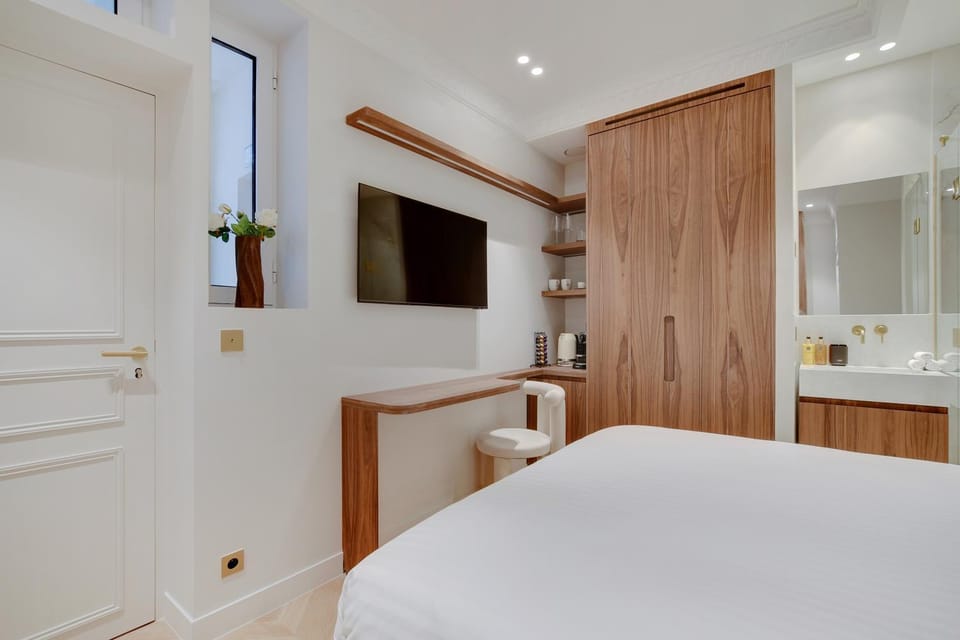 Bed, Bathroom, TV and multimedia, Kitchen or kitchenette, Photo of the whole room, Bedroom, wardrobe