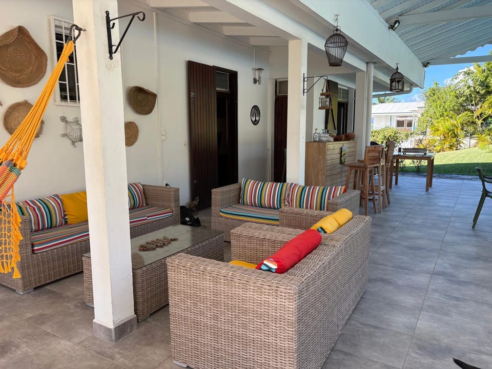 Le jardin des B-joux - Piscine privée - 3 ch et 3 sdb indépendantes - Grand jardin arboré - Vue mer et Pitons du Carbet - 10 mn de la plage - Propriété fermée - Aucun vis à vis Villa in Martinique