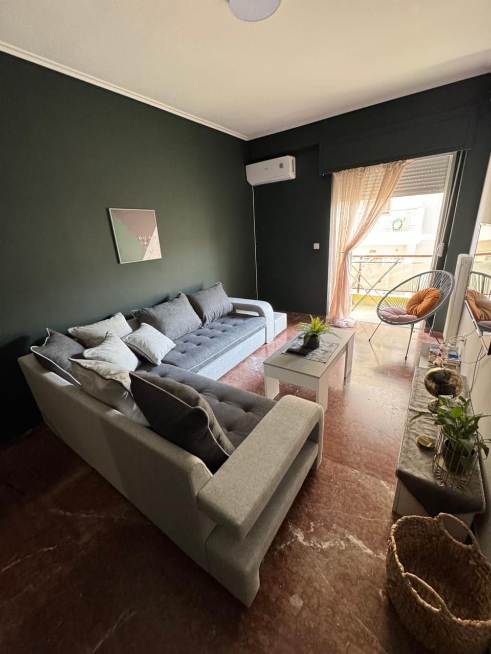 Bed, Living room, Photo of the whole room, Seating area, air conditioner