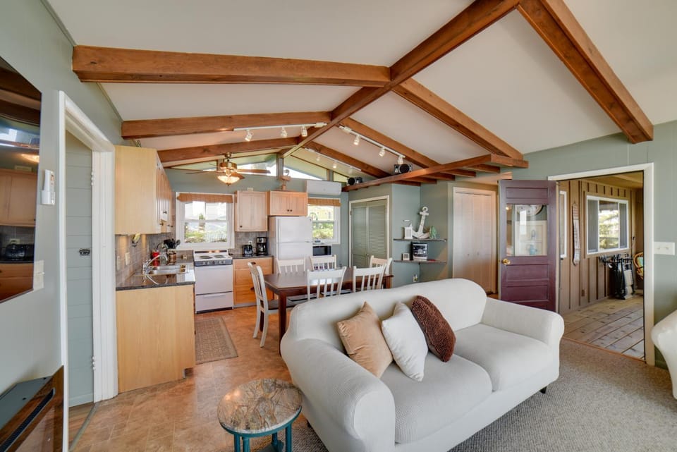 Dreamy Lake Poinsett Cabin w/ Deck, Dock & Views! Cabin in South Dakota