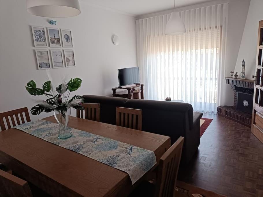 Communal lounge/ TV room, TV and multimedia, Living room, Seating area, Dining area