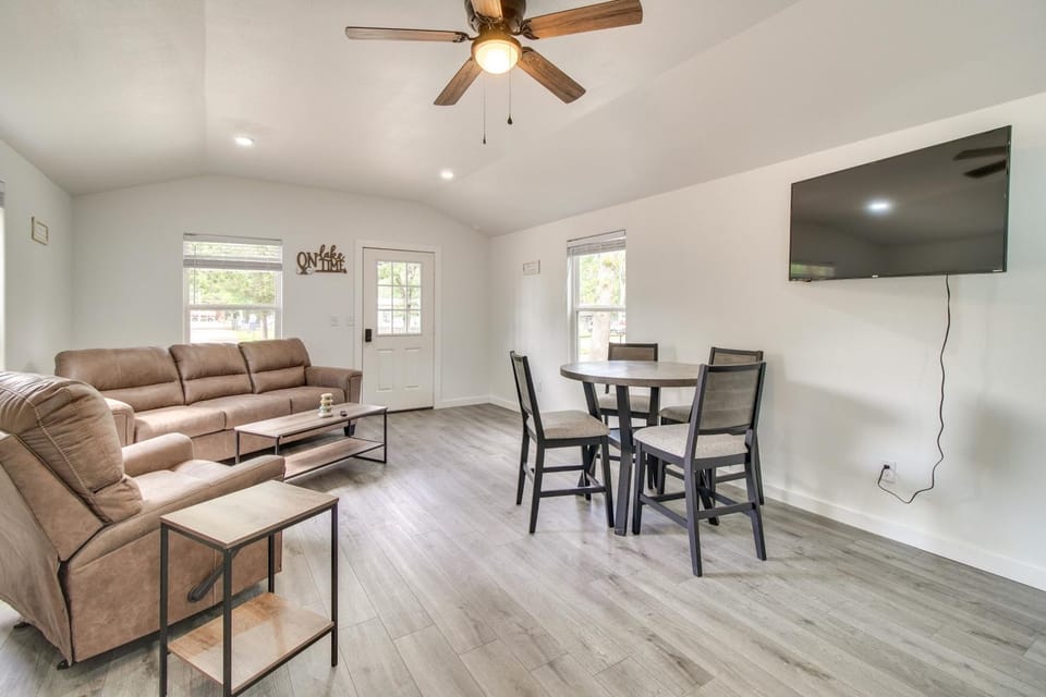 Grove Cabin - Walk to Grand Lake o the Cherokees! Cabin in Grove