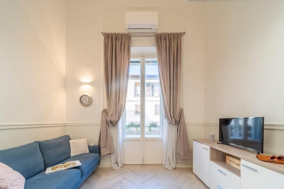TV and multimedia, Living room, Seating area, air conditioner