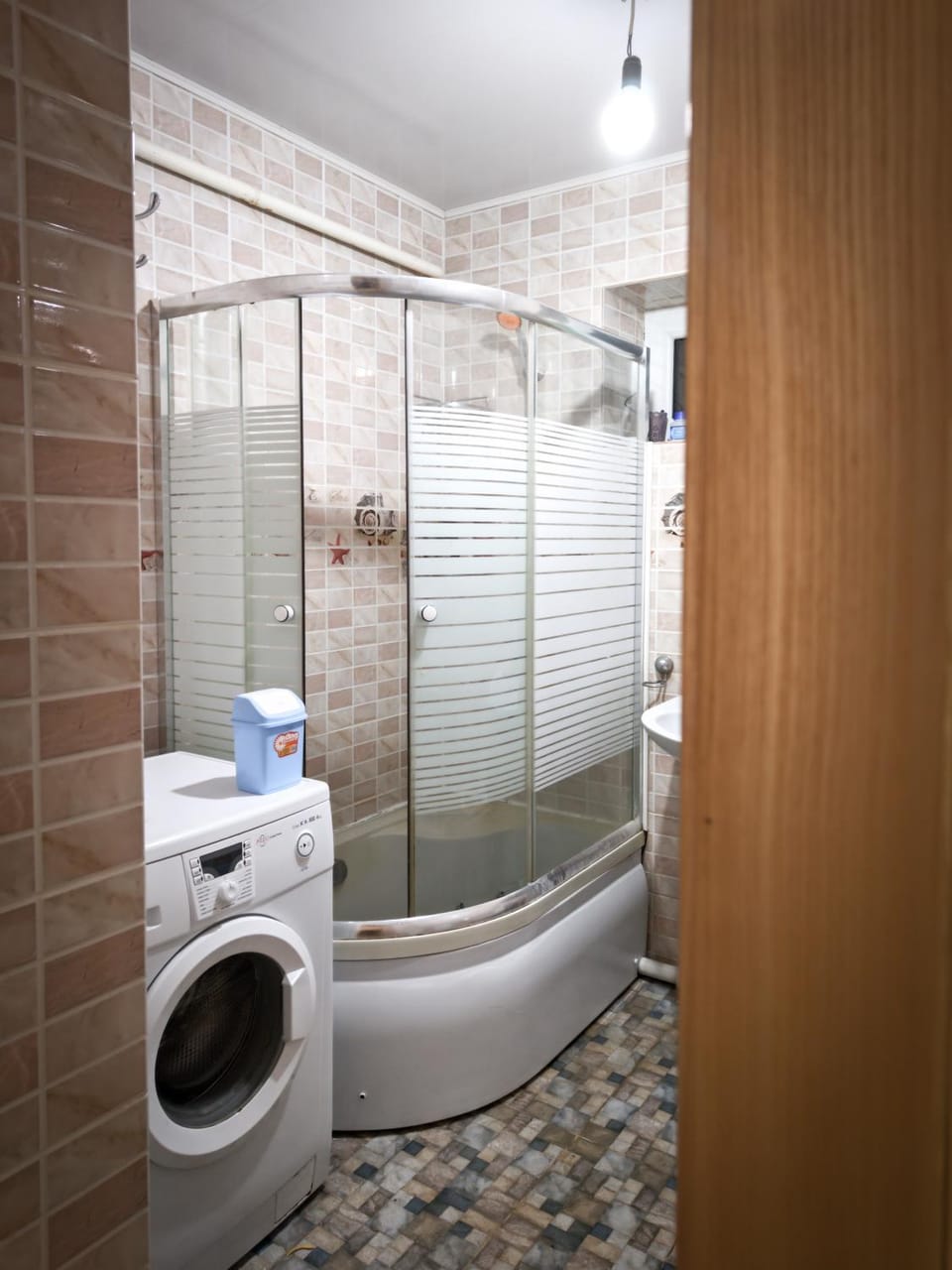 Shower, Toilet, Bathroom, towels, washing machine