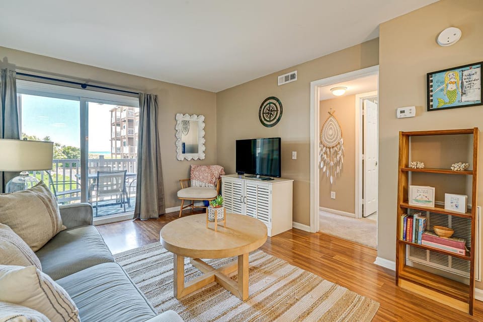 Breezy Carolina Beach Condo w/ Balcony & Pools! House in Carolina Beach