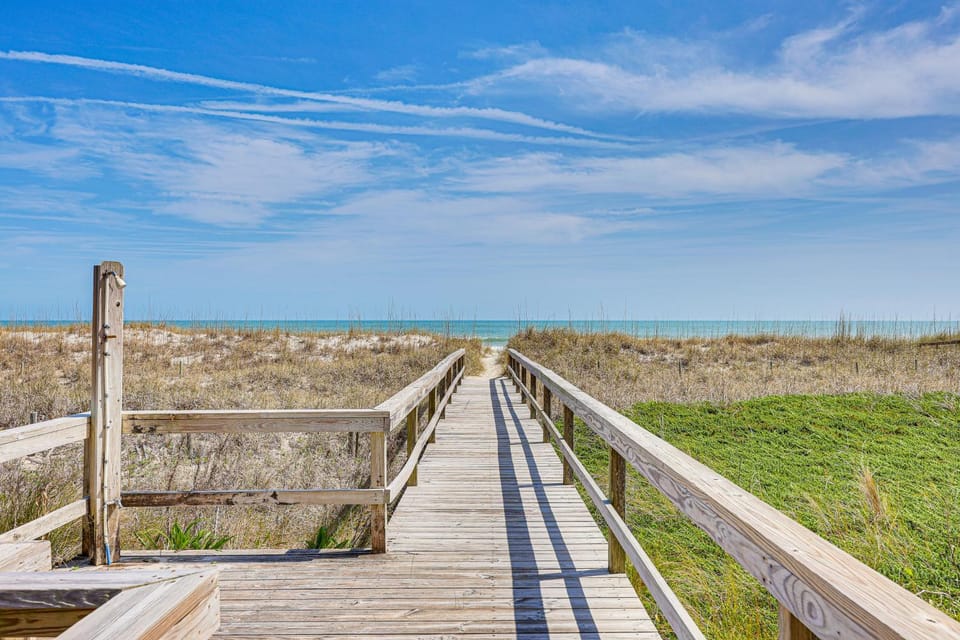 Breezy Carolina Beach Condo w/ Balcony & Pools! House in Carolina Beach
