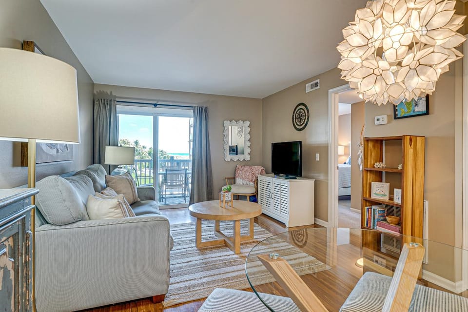 Breezy Carolina Beach Condo w/ Balcony & Pools! House in Carolina Beach